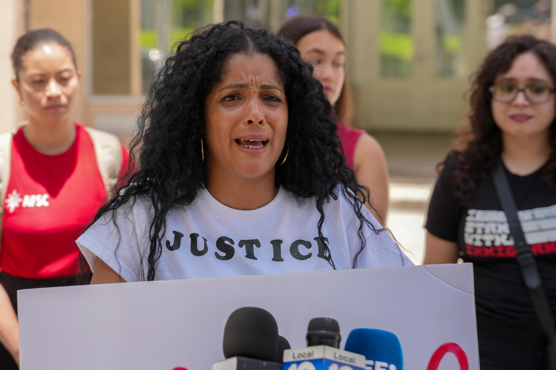 Anisley Cortez, familiar de un migrante detenido, fue captada este 15 de julio, durante una manifestación para denunciar condiciones inhumanas de migrantes trasladados desde el clausurado centro migratorio 'Alligator Alcatraz' al Centro Federal de Detención (FDC) de Miami, en Miami (EE.UU.). EFE/Alberto Boal
