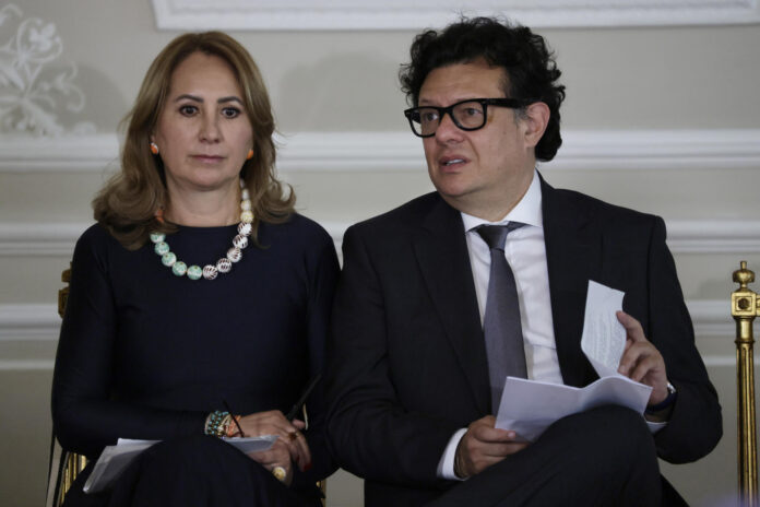 El periodista Hollman Morris y su exesposa Patricia Casas fueron captados este 15 de julio, durante un acto de reconocimiento tras ser perseguido de forma ilegal por organismos de inteligencia del Estado entre 2004 y 2009, en Bogotá (Colombia). EFE/Carlos Ortega
