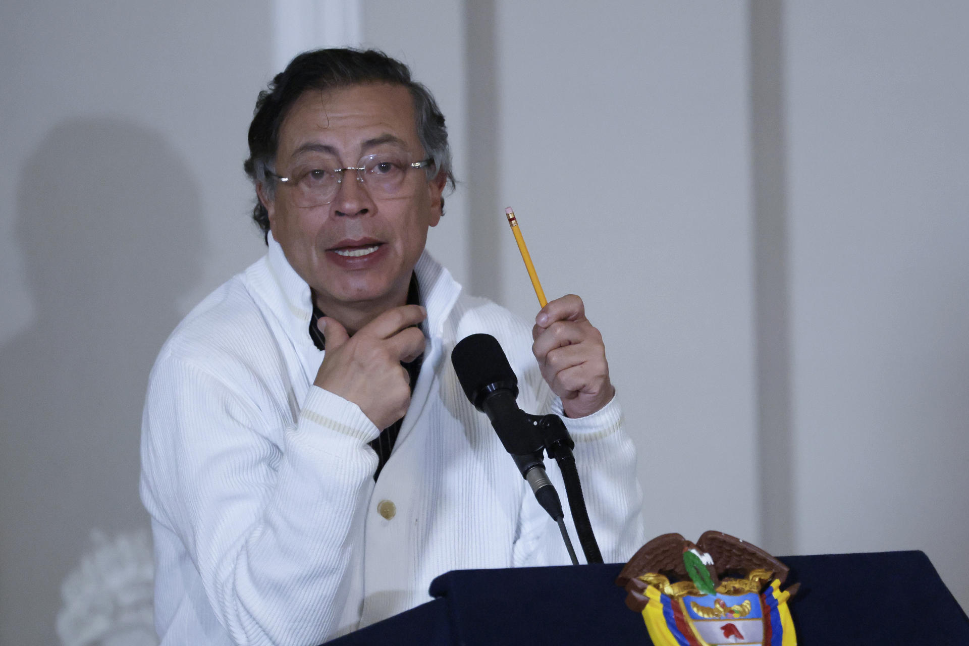 El presidente de Colombia, Gustavo Petro, fue captado este 15 de julio, durante un acto de reconocimiento al periodosta Holman Morris, quien fue perseguido de forma ilegal por organismos de inteligencia del Estado entre 2004 y 2009, en Bogotá (Colombia). EFE/Carlos Ortega
