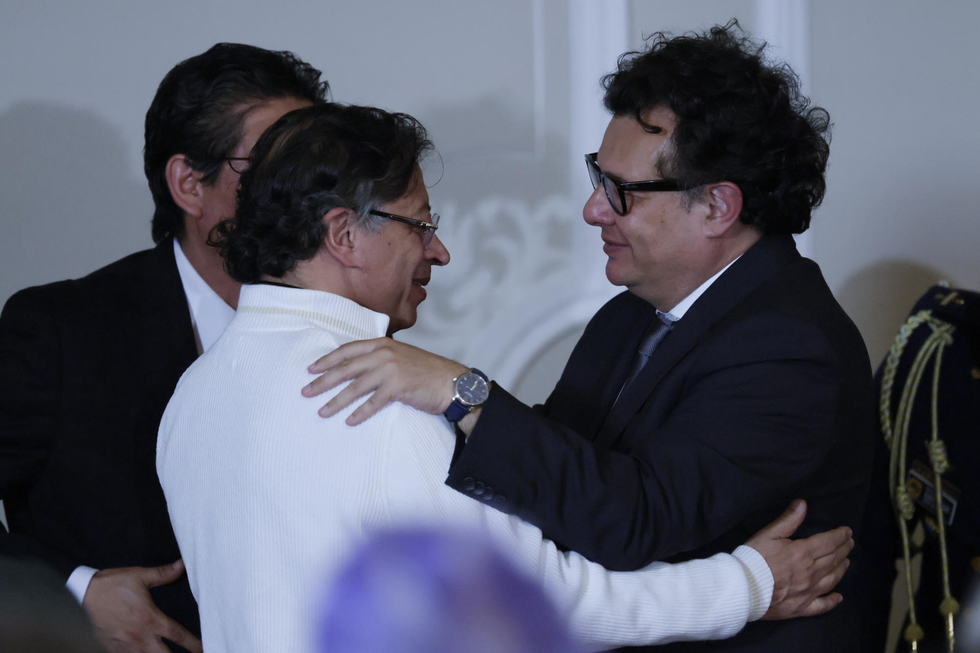El presidente de Colombia, Gustavo Petro (c), fue captado este 15 de julio, al saludar al periodista Hollman Morris (d), durante un acto de reconocimiento al comunicador, quien fue perseguido de forma ilegal por organismos de inteligencia del Estado entre 2004 y 2009, en Bogotá (Colombia). EFE/Carlos Ortega