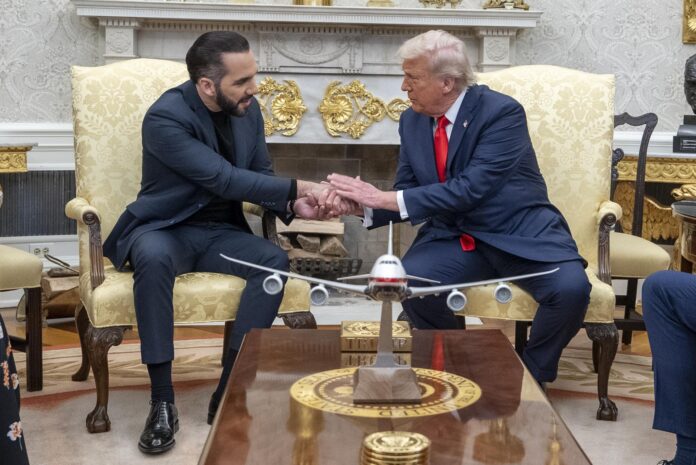 Fotografía de archivo, tomada el 14 de abril de 2025, en la que se captó al presidente de Estados Unidos, Donald Trump (d), al estrechar la mano de su homólogo salvadoreño, Nayib Bukele (i), al recibirlo en el Despacho Oval de la Casa Blanca, en Washington DC (EE.UU.). EFE/Ken Cedeño/Pool
