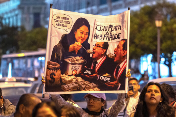 Un grupo de personas fue captado este 15 de julio al pedir la libertad del expresidente peruano Pedro Castillo y en apoyo al excandidato a la Presidencia de Perú Roberto Sánchez, en Lima (Perú). EFE/John Reyes
