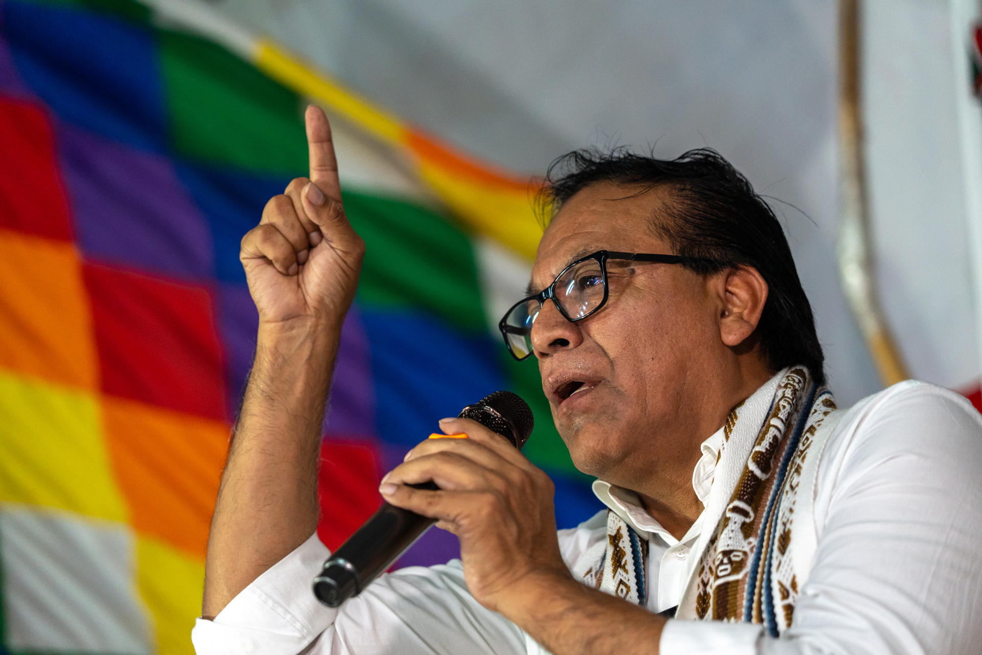 El excandidato a la Presidencia de Perú Roberto Sánchez fue captado este 15 de julio, durante un acto público con un grupo de copartidario, en Lima (Perú). EFE/John Reyes
