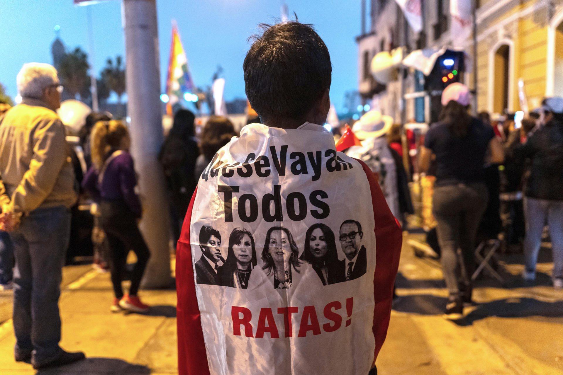 Un grupo de personas fue captado este 15 de julio al pedir la libertad del expresidente peruano Pedro Castillo y en apoyo al excandidato a la Presidencia de Perú Roberto Sánchez, en Lima (Perú). EFE/John Reyes
