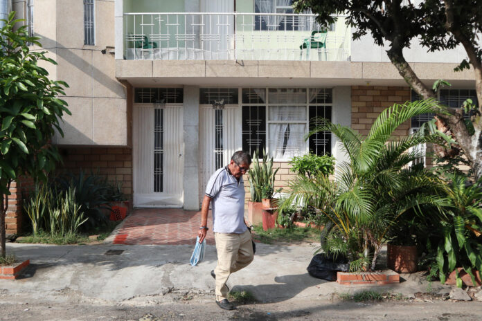 Una persona camina frente a la casa donde vivía el colombiano Johan Sebastián Durán Guerrero, este miercoles en Bucaramanga (Colombia). EFE/ Mario Caicedo
