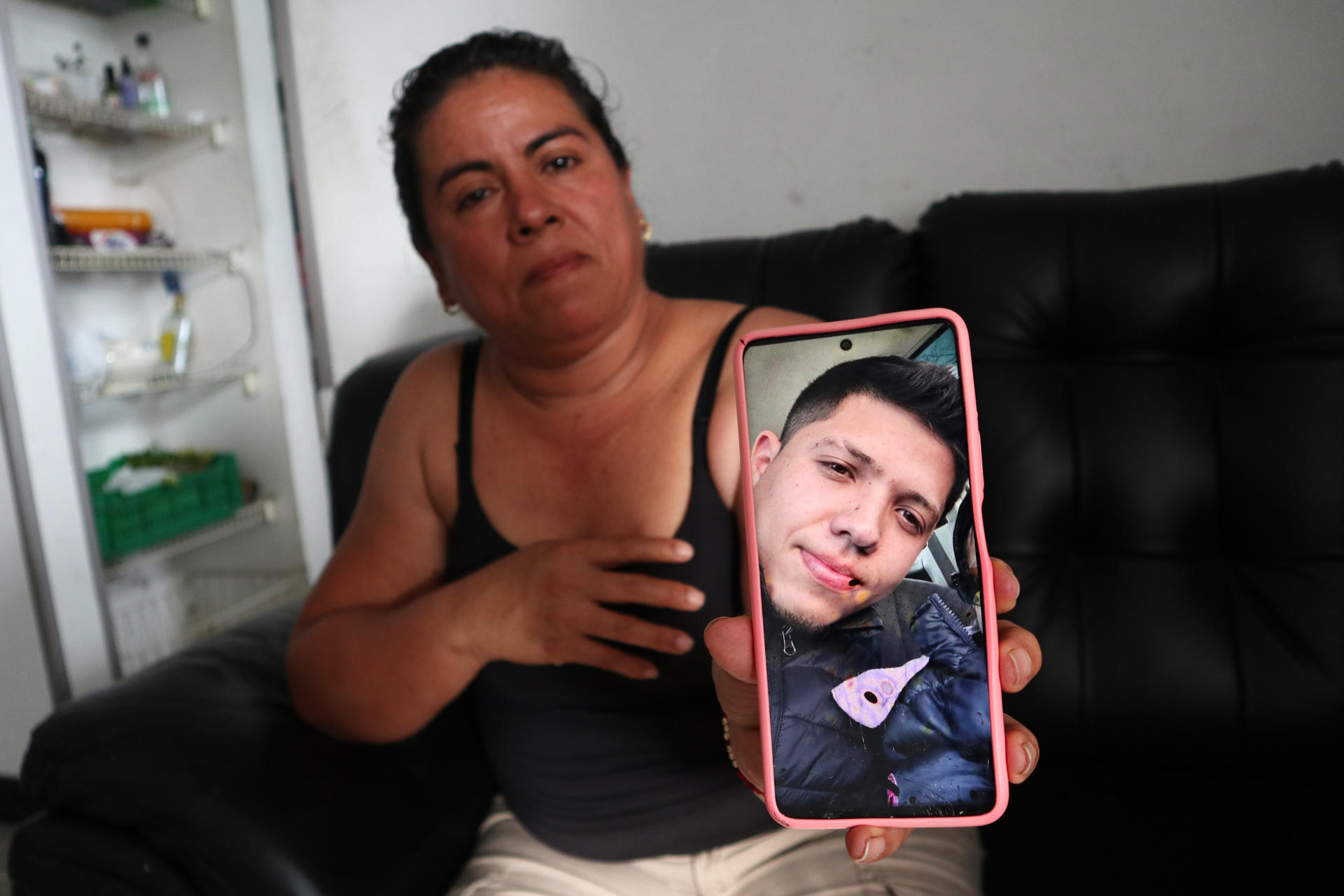 Nayibe Ayala muestra una foto de su vecino, Johan Sebastián Durán Guerrero asesinado en Estados Unidos, durante una entrevista con EFE este miércoles en Bucaramanga (Colombia). EFE/ Mario Caicedo
