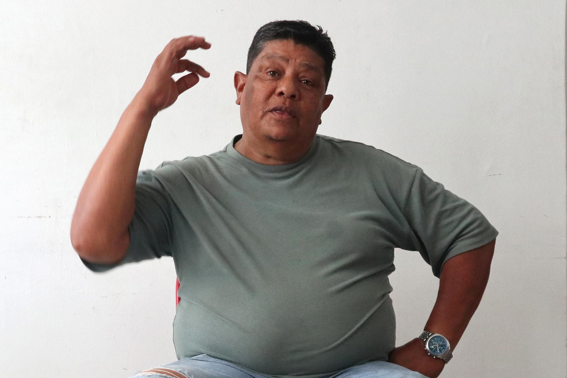 Teo Guerra vecino de Johan Sebastián Durán Guerrero asesinado en Estados Unidos, habla durante una entrevista con EFE este miércoles en Bucaramanga (Colombia). EFE/ Mario Caicedo