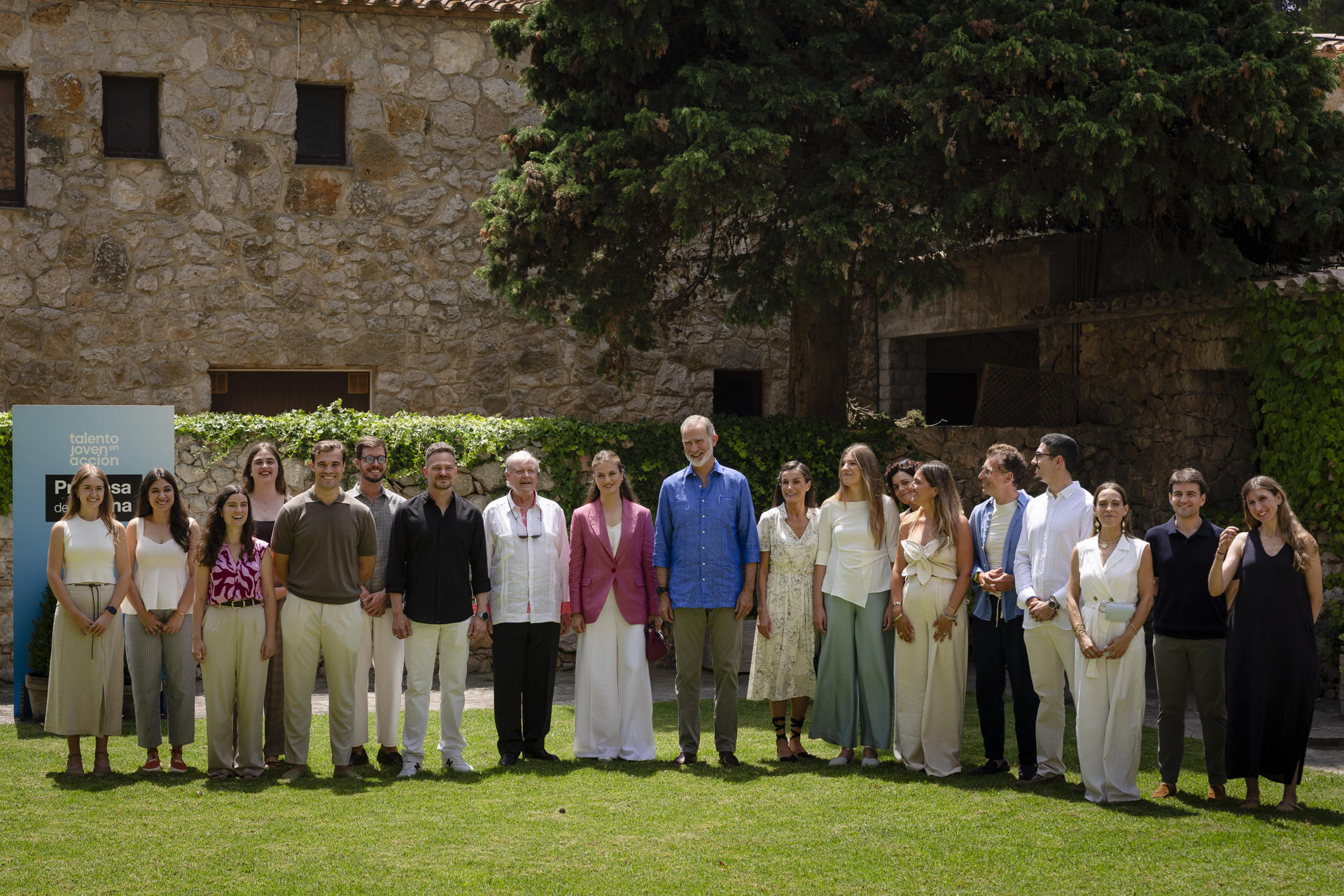 Los reyes Felipe y Letizia y sus hijas, la princesa Leonor y la infanta Sofía, posan con los premiados por la Fundación Princesa de Girona durante el encuentro que han mantenido este miércoles. EFE/David Borrat.
