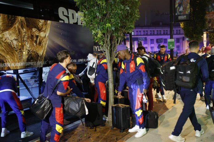 Jugadores de España llegan este miércoles al hotel de concentración en Nueva York (Estados Unidos). EFE/ Lavandeira Jr
