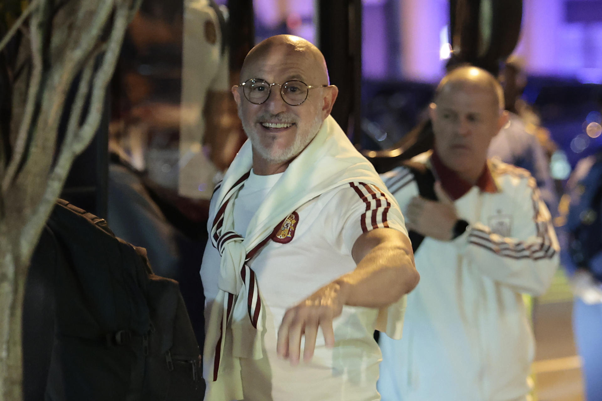 El seleccionador de España, Luis de la Fuente Castillo, saluda a su llegada este miércoles al hotel de concentración, en Nueva York (Estados Unidos). EFE/ Lavandeira Jr
