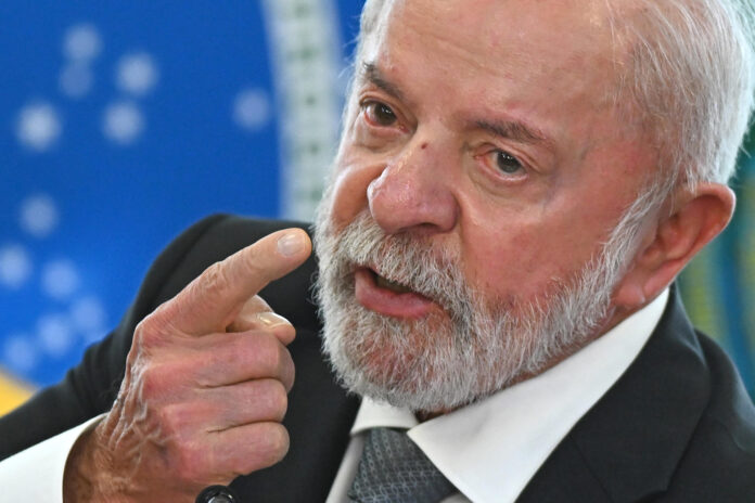 Fotografía de archivo en la que se captó al presidente de Brasil, Luiz Inácio Lula da Silva, durante un evento público, en el Palacio del Planalto, en Brasilia (Brasil). EFE/Andre Borges
