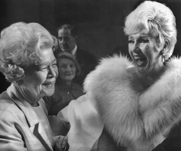 La actriz estadounidense Ginger Rogers ríe junto a su madre, en febrero de 1969, ante el éxito de su comedia musical 'Mame', representada en Londres. EFE/Archivo.
