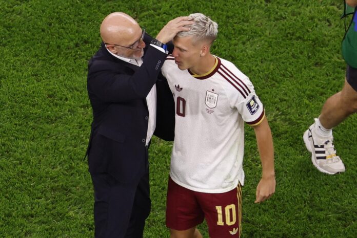 El seleccionador de España, Luis de la Fuente (i), y el futbolista Dani Olmo (d), durante el partido disputado el pasado 14 de julio frente a Francia, correspondiente a las semifinales del Mundial de Estados Unidos, México y Canadá. EFE/ SHAWN THEW
