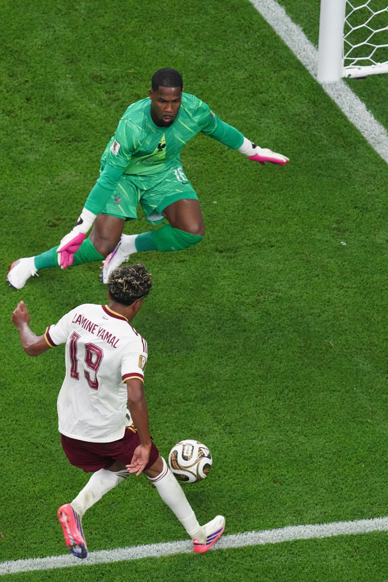 Mike Maignan (arriba) de Francia disputa el balón con Lamine Yamal de España el pasado 14 de julio, en el partido de semifinales del Mundial de la FIFA 2026 entre Francia y España en el estadio AT&T en Arlington (Estados Unidos). EFE/Kenneth Fernandez