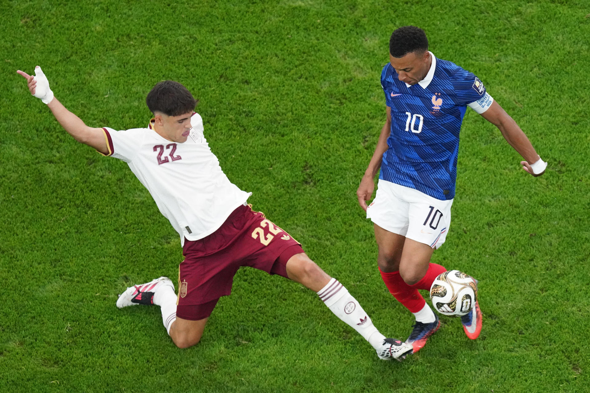 Kylian Mbappé (d) de Francia disputa el balón con Pau Cubarsí de España el pasado 14 de julio, en el partido de semifinales del Mundial de la FIFA 2026 entre Francia y España en el estadio AT&T en Arlington (Estados Unidos). EFE/Kenneth Fernandez