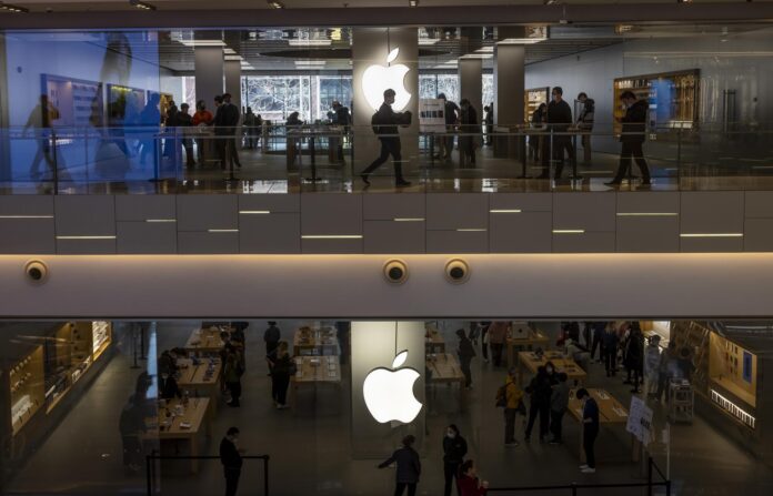 Fotografía de archivo de una tienda de Apple en un centro comercial en Shanghái, China. EFE//EPA/ALEX PLAVEVSKI
