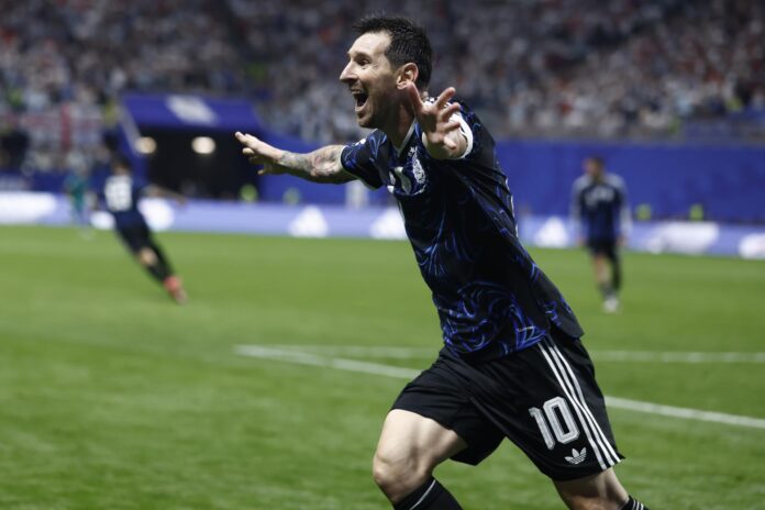 El futbolista argentino Lionel Messi celebra un gol anotado por su equipo este miércoles, en el partido de semifinales del Mundial 2026 disputado contra Inglaterra. EFE/WILL OLIVER
