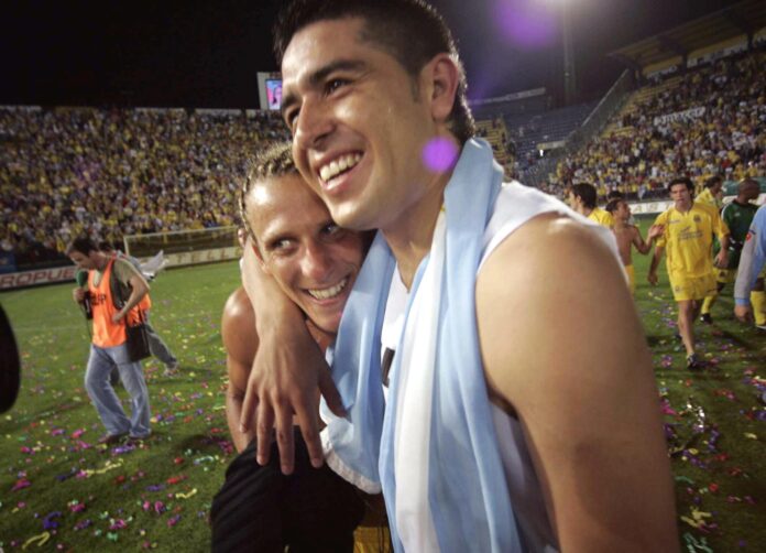 Fotografía del 29 de mayo de 2005, en la que puede verse al argentino Román Riquelme (d) y al uruguayo Diego Forlán (i), entonces como compañeros en el Villarreal. EFE/Domenech Castelló
