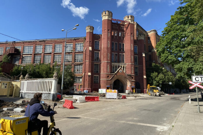 Los moscovitas se han movilizado ante la decisión de la alcaldía de demoler la centenaria fábrica de Elektrozavod después de retirar la protección legal de patrimonio cultural a unos 1.500 edificios de la capital rusa. A pesar de que los grabados en dos monumentos que decoran la entrada rezan 