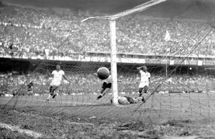 Fotografía de archivo del 16 de julio de 1950, en la que puede verse al extremo derecho uruguayo Alcides Ghiggia, autor del gol de la victoria de la Celeste sobre Brasil en la final del Mundial de 1950. EFE
