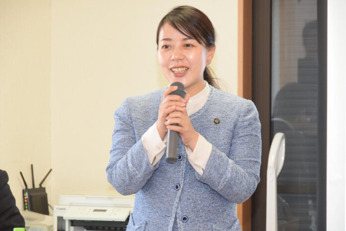 La alcaldesa japonesa Shoko Kawata tomará una baja por maternidad a partir del lunes. Una situación a priori anodina, pero que en el país peor parado del G7 en materia de igualdad se trata de una decisión inaudita que ha generado una ola de críticas. 