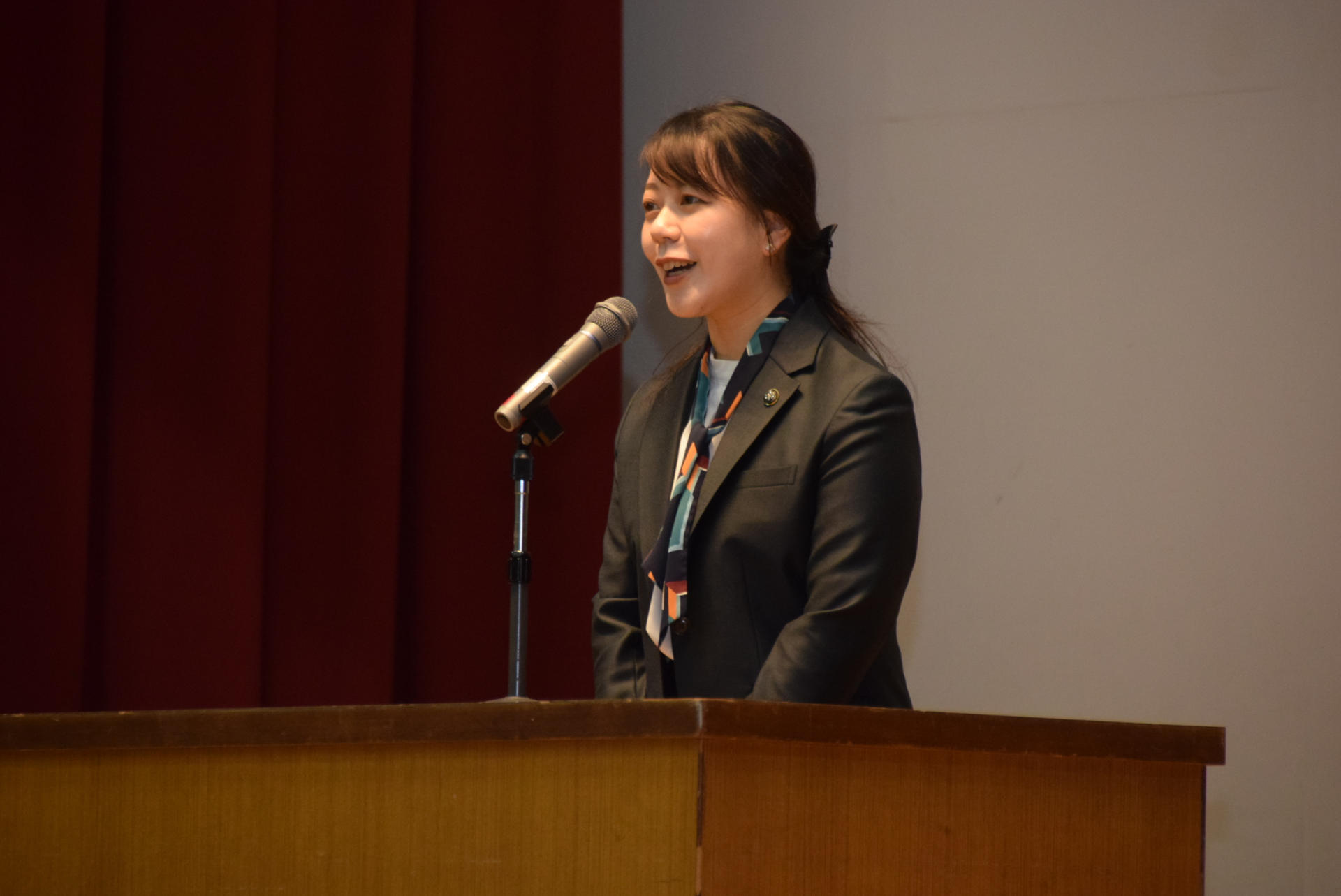 La alcaldesa japonesa Shoko Kawata tomará una baja por maternidad a partir del lunes. Una situación a priori anodina, pero que en el país peor parado del G7 en materia de igualdad se trata de una decisión inaudita que ha generado una ola de críticas. "Al mostrar que incluso en un puesto de liderazgo de este tipo es posible continuar con el trabajo en equipo mientras se toma una baja de maternidad, espero abrir una brecha que ayude a romper con esos prejuicios", afirmó a EFE la alcaldesa de la ciudad de Yawata, situada al sur de Kioto. 
EFE/Ciudad de Yawata/SOLO USO EDITORIAL/SOLO DISPONIBLE PARA ILUSTRAR LA NOTICIA QUE ACOMPAÑA (CRÉDITO OBLIGATORIO)
