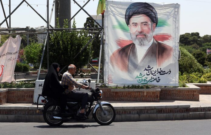 Dos personas en motocicleta cerca de una fotografía del líder supremo de Irán, Mojtaba Khamenei, en una calle de Teherán.
EFE/EPA/ABEDIN TAHERKENAREH RESTRICTIONS: NO Access Israel Media/Persian Language TV Stations Outside Iran/Strictly No Access BBC Persian/VOA Persian/Manoto TV/Iran International TV. (As mandated by Iran's Directorate General for Foreign Media) --
