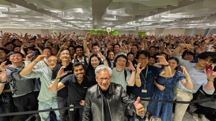 AME9756. TOKIO (JAPÓN), 15/07/2026.- Fotografía cedida por la compañía tecnológica estadounidense Nvidia de su presidente, Jensen Huang (c), durante un evento en el que anunció que habrá colaboraciones de la empresa en robótica e IA física con el Gobierno japonés, este miércoles en Tokio (Japón). EFE/ Nvidia /SOLO USO EDITORIAL/NO VENTAS/ SOLO DISPONIBLE PARA ILUSTRAR LA NOTICIA QUE ACOMPAÑA (CRÉDITO OBLIGATORIO)
