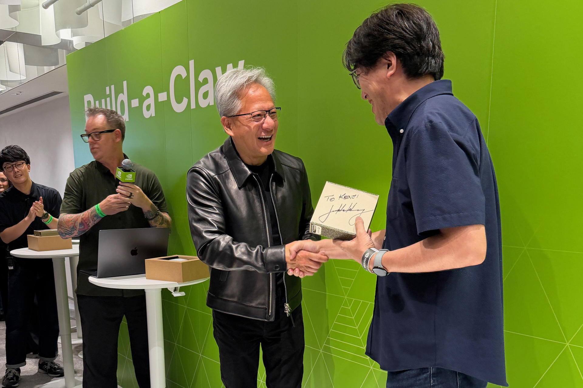 AME9756. TOKIO (JAPÓN), 15/07/2026.- Fotografía cedida por la compañía tecnológica estadounidense Nvidia de su presidente, Jensen Huang (2-d), durante un evento en el que anunció que habrá colaboraciones de la empresa en robótica e IA física con el Gobierno japonés, este miércoles en Tokio (Japón). EFE/ Nvidia /SOLO USO EDITORIAL/NO VENTAS/ SOLO DISPONIBLE PARA ILUSTRAR LA NOTICIA QUE ACOMPAÑA (CRÉDITO OBLIGATORIO)