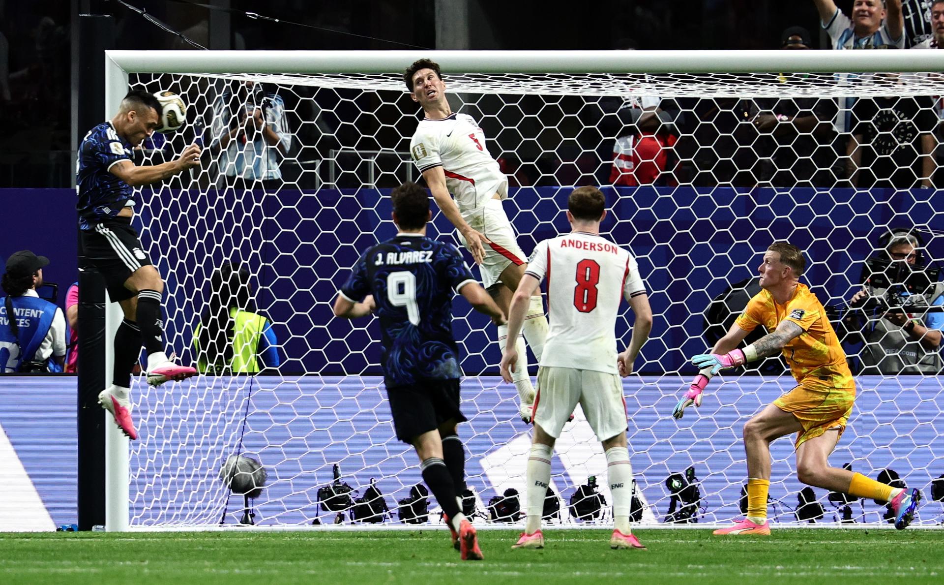 Lautaro Martínez, de Argentina (izq.), en el momento de impactar la pelota para anotar el 2-1 frente a Inglaterra en las semifinales del Mundial 2026. EFE/EPA/RONALD WITTEK