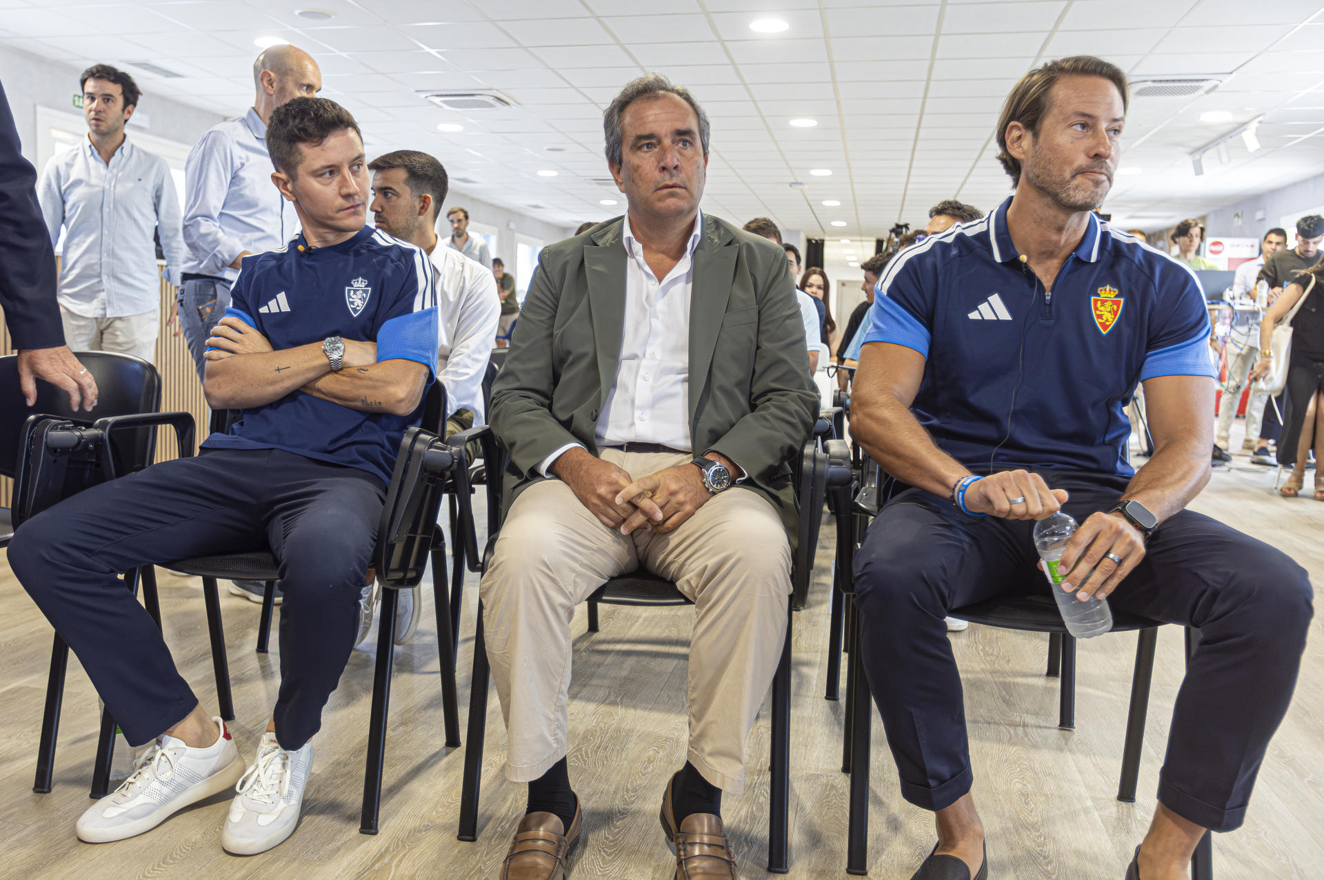 El consejero delegado de A.Gain, Bobby Aitkenhead (d), junto al futbolista Ander Herrera (i) y al accionista del Real Zaragoza Juan Forcen (c), durante la presentación del nuevo accionista mayoritario del club, la plataforma de inversión A.Gain, este jueves en el Ibercaja Estadio de Zaragoza. EFE/ Javier Belver