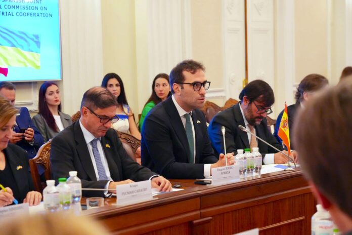 El vicepresidente primero y ministro de Economía de España, Carlos Cuerpo (c), participa en la Comisión Mixta de Comercio e Inversión celebrada este jueves en Kiev. EFE/Cuenta oficial de X del ministro Carlos Cuerpo - SOLO USO EDITORIAL/SOLO DISPONIBLE PARA ILUSTRAR LA NOTICIA QUE ACOMPAÑA (CRÉDITO OBLIGATORIO) -
