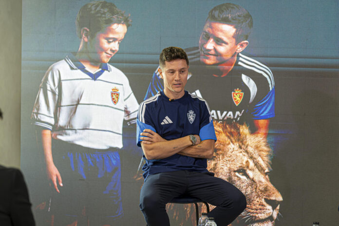 El futbolista Ander Herrera durante su presentación como nuevo jugador del Real Zaragoza, este jueves. EFE/ Javier Belver
