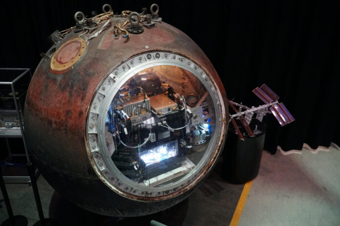 La tripulación de Artemis II quiere dejar un mensaje claro en su primera visita a Europa tras completar su histórico vuelo alrededor de la Luna: el regreso de seres humanos al espacio profundo es resultado de la cooperación internacional y una tecnología europea que les proporcionó durante diez días aire, agua, electricidad y propulsión. Los cuatro astronautas -Reid Wiseman, Victor Glover, Christina Koch y Jeremy Hansen- están esta semana en Europa para conocer en persona a los equipos europeos que trabajaron en la misión Artemis II, con una primera parada en el centro tecnológico de la Agencia Espacial Europea (ESA) en Países Bajos, seguida de Alemania e Italia. En la imagen, tecnología expuesta en el centro tecnológico de la ESA en Países Bajos (Foto Imane Rachidi), en el centro tecnológico de la Agencia Espacial Europea (ESA).  EFE/ Imane Rachidi
