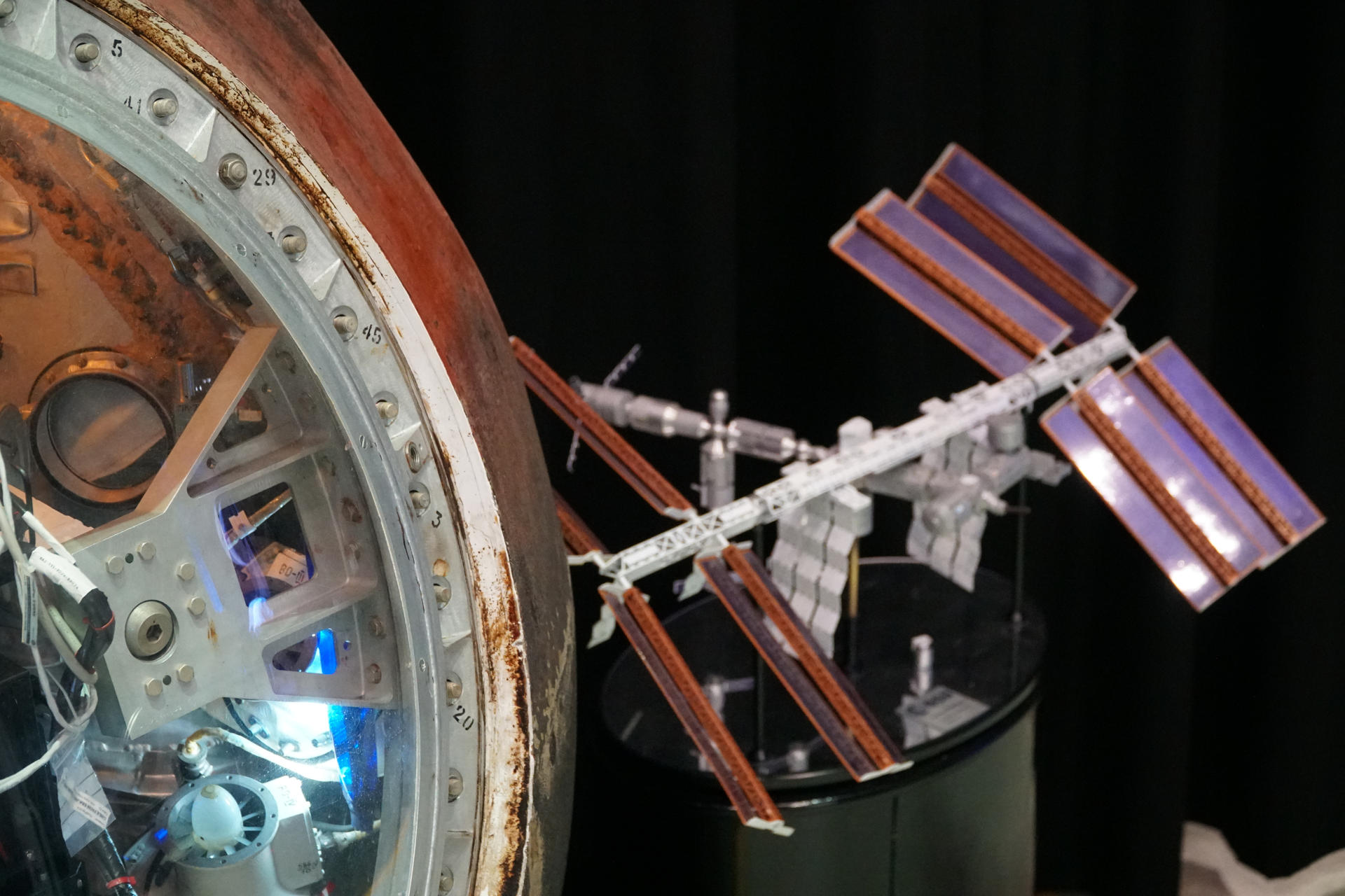 La tripulación de Artemis II quiere dejar un mensaje claro en su primera visita a Europa tras completar su histórico vuelo alrededor de la Luna: el regreso de seres humanos al espacio profundo es resultado de la cooperación internacional y una tecnología europea que les proporcionó durante diez días aire, agua, electricidad y propulsión. Los cuatro astronautas -Reid Wiseman, Victor Glover, Christina Koch y Jeremy Hansen- están esta semana en Europa para conocer en persona a los equipos europeos que trabajaron en la misión Artemis II, con una primera parada en el centro tecnológico de la Agencia Espacial Europea (ESA) en Países Bajos, seguida de Alemania e Italia. En la imagen, tecnología expuesta en el centro tecnológico de la ESA en Países Bajos (Foto Imane Rachidi), en el centro tecnológico de la Agencia Espacial Europea (ESA).  EFE/ Imane Rachidi
