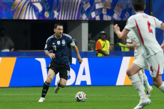 Lionel Messi (i), de Argentina, controla el balón este miércoles, en el partido de semifinales del Mundial de la FIFA 2026 entre Inglaterra y Argentina en el estadio Mercedes-Benz en Atlanta (Estados Unidos). EFE/ Octavio Guzmán
