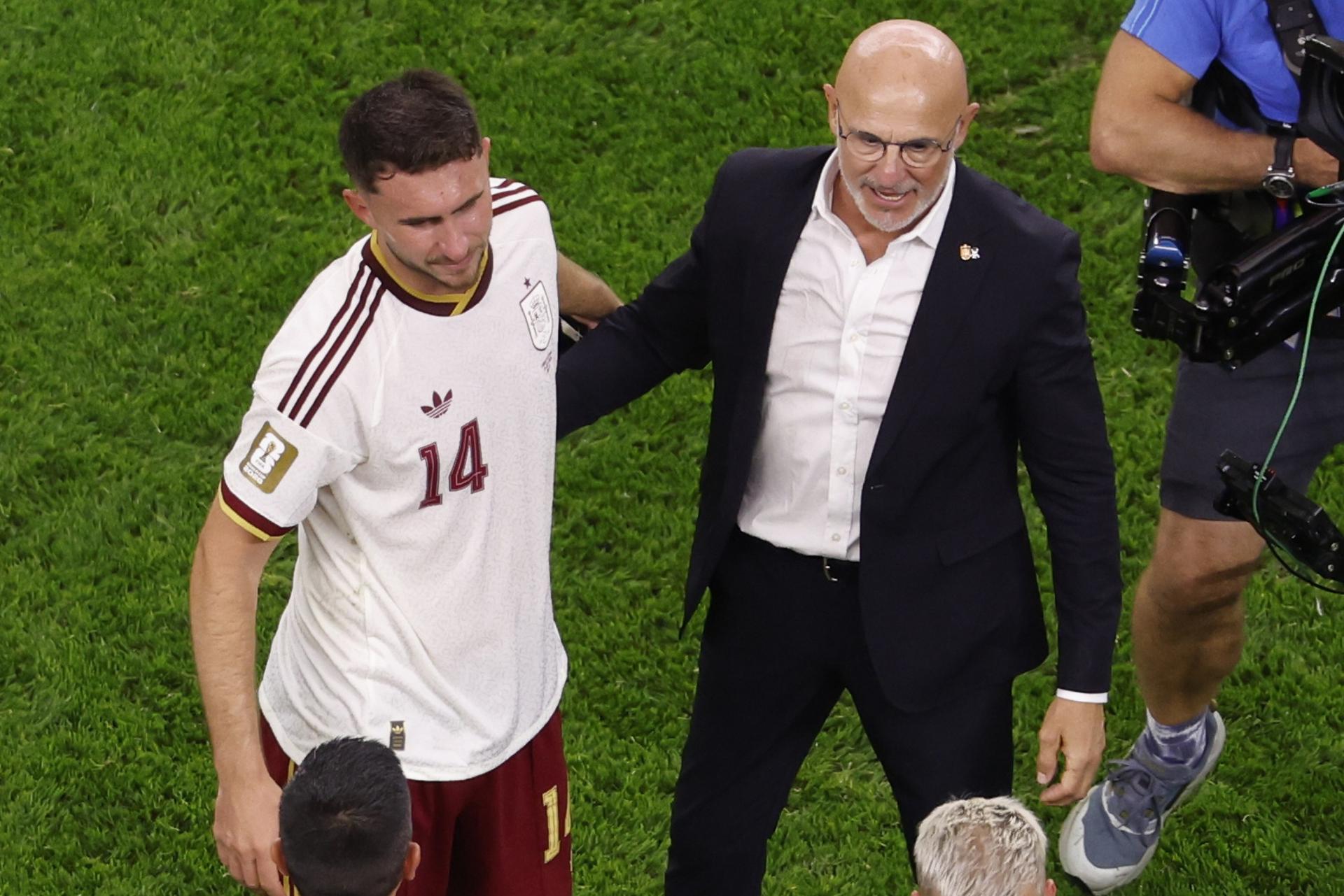 El seleccionador de España, Luis de la Fuente (d), y el internacional Aymeric Laporte, tras la victoria ante Francia en la semifinal del Mundial 2026. EFE/ SHAWN THEW
