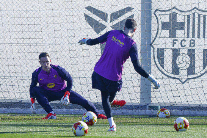 Fotografía del pasado 14 de enero, en la que puede verse al portero Marc André Ter Stegen (i), durante un entrenamiento del Barcelona. EFE/ Quique García
