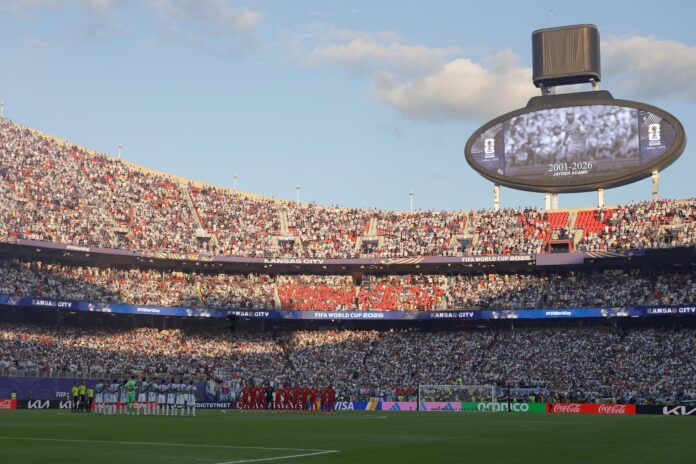 Fotografia del pasado 11 de julio, en la que puede verse a los jugadores de Argentina y de Suiza guardando un minuto de silencio por la muerte del futbolista sudafricano Jayden Adams, quien compitió en el Mundial con su selección. EFE/ CHRISTOPHER NEUNDORF
