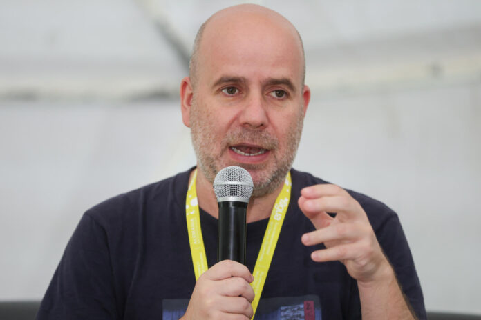 Fotografía del 9 de julio de 2026 que muestra al escritor y podcastero español Javier Peña hablando en la Feria Internacional del Libro de Guatemala, en Ciudad de Guatemala (Guatemala). EFE/ Mariano Macz
