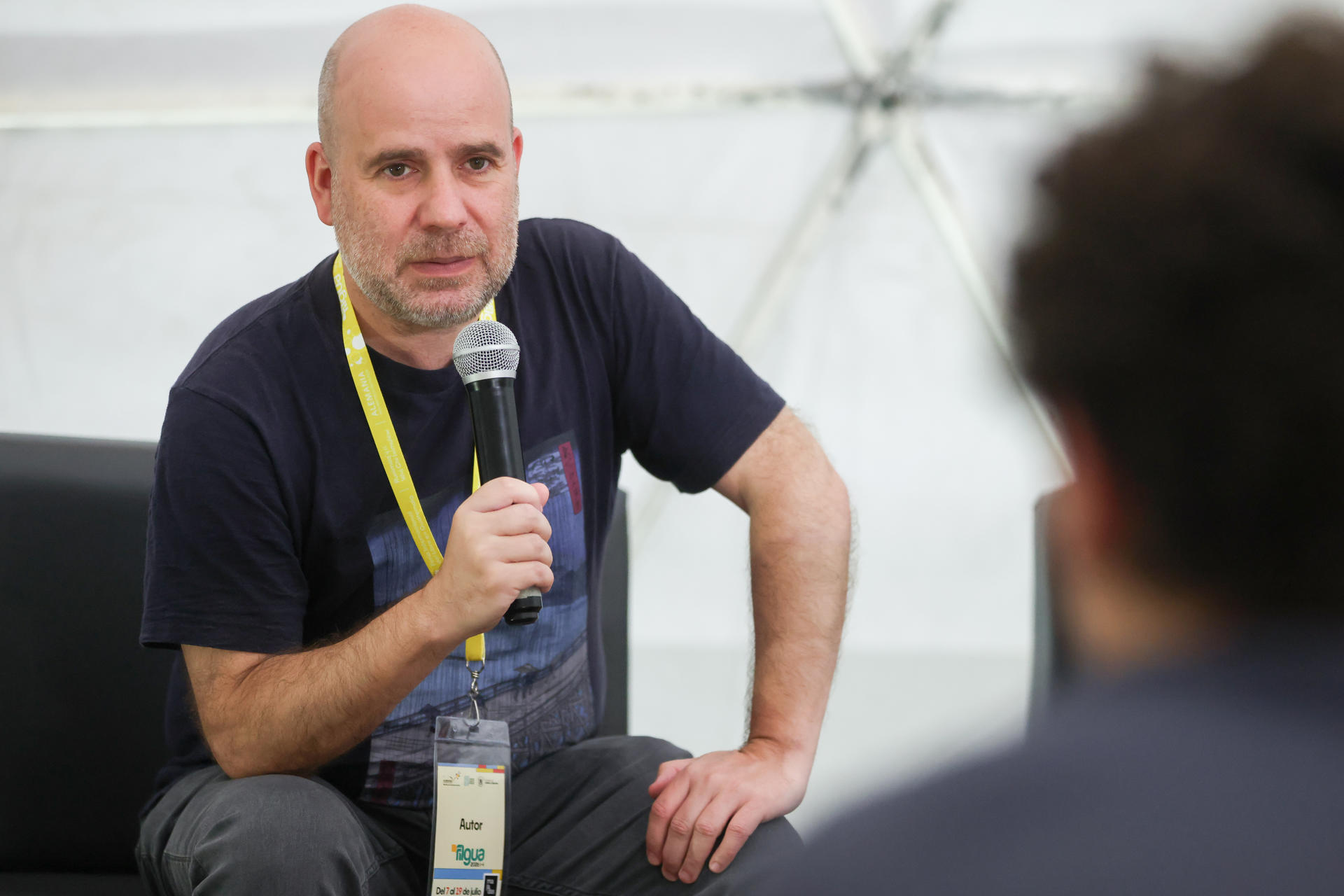Fotografía del 9 de julio de 2026 que muestra al escritor y podcastero español Javier Peña hablando en la Feria Internacional del Libro de Guatemala, en Ciudad de Guatemala (Guatemala). EFE/ Mariano Macz
