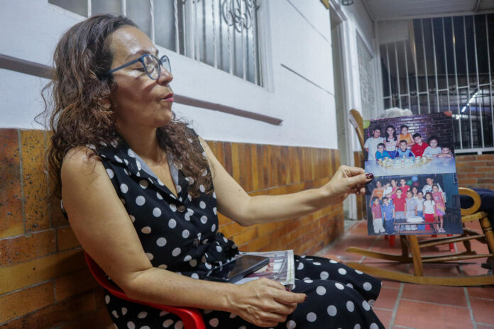 Mireya Chacón muestra una foto de su vecino Johan Sebastián Durán Guerrero, asesinado en Estados Unidos, este miércoles durante una entrevista con EFE en Bucaramanga (Colombia). EFE/ Mario Caicedo
