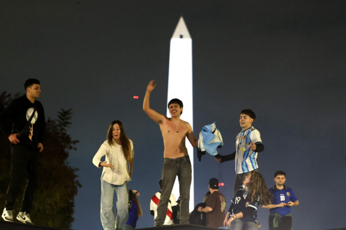 Aficionados celebran el triunfo de Argentina frente a Inglaterra en la semifinal del Mundial de la FIFA 2026 este miércoles, en Buenos Aires (Argentina). EFE/ Juan Ignacio Roncoroni
