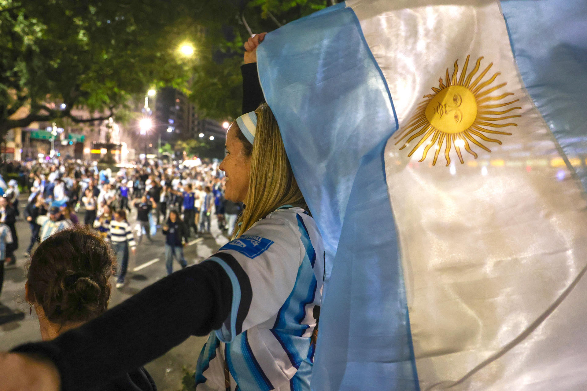 Aficionados celebran el triunfo de Argentina frente a Inglaterra en la semifinal del Mundial de la FIFA 2026 este miércoles, en Buenos Aires (Argentina). EFE/ Juan Ignacio Roncoroni
