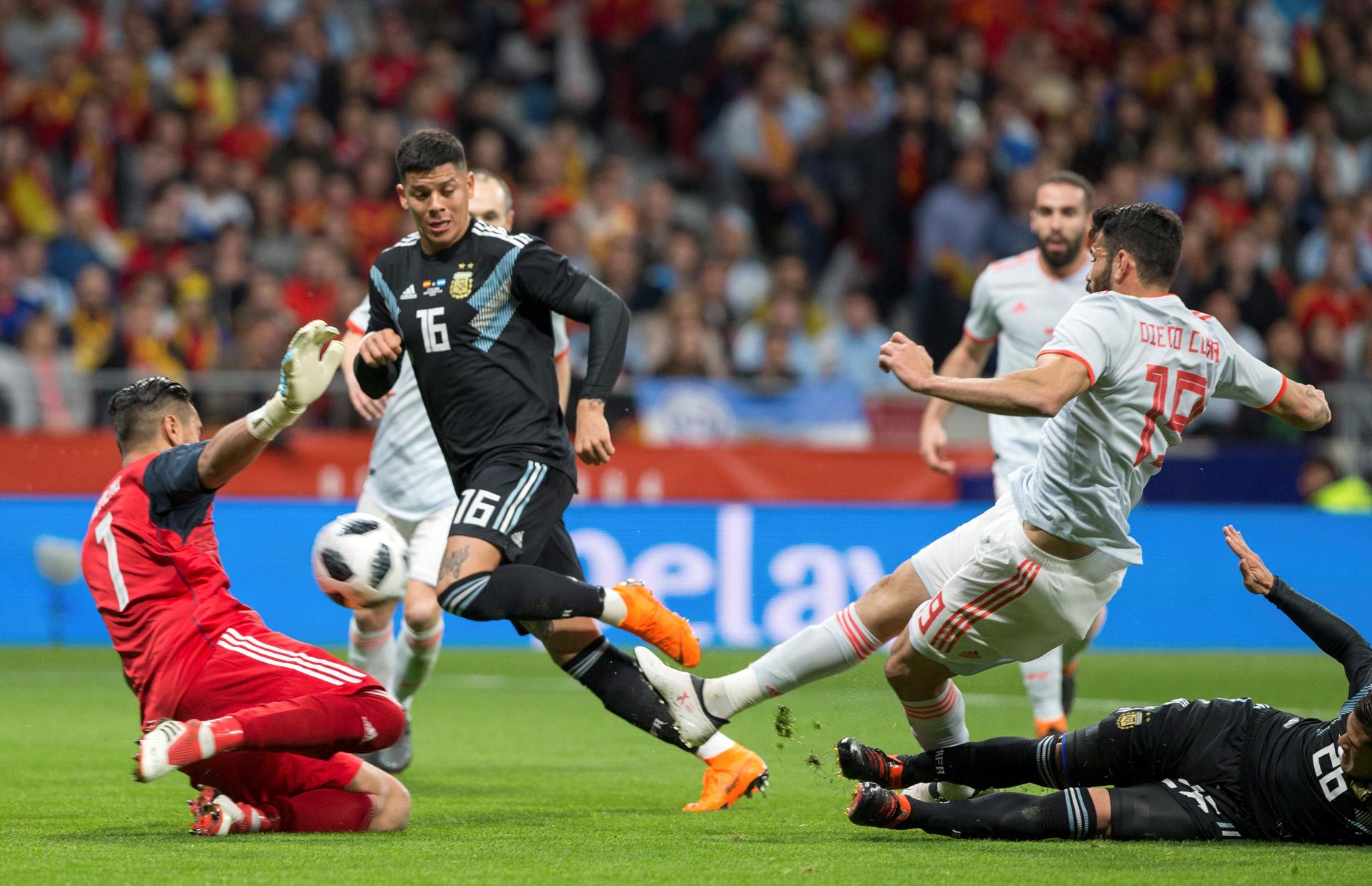 Fotografía de archivo del 27 de marzo de 2018, en la que puede verse al delantero de España Diego Costa (d) en la jugada del primer gol ante el portero de Argentina Sergio Romero (i), durante el partido amistoso entre España y Argentina, disputado en el Estadio Wanda Metropolitano, en Madrid. EFE/Rodrigo Jiménez