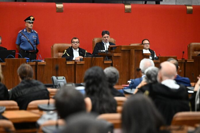 El presidente del tribunal, Paolo Lepri (c), junto a los jueces asociados Ferdinando Baldini (i) y Fulvio Polidori (d), preside la apertura de la audiencia previa a la lectura de la primera sentencia en el juicio por el derrumbe del puente Morandi en 2018, en Génova, Italia, este jueves. EFE/EPA/LUCA ZENNARO

