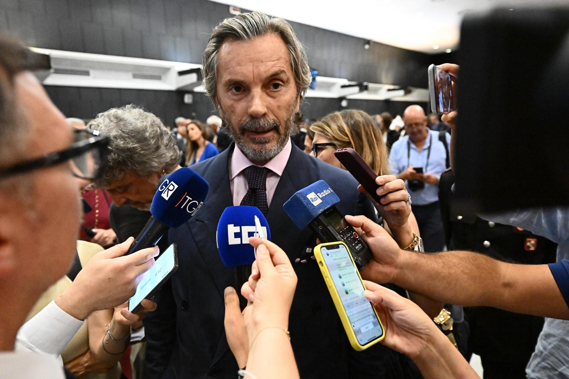 Giovanni Paolo Accinni, abogado de Giovanni Castellucci, habla tras la primera sentencia por el trágico derrumbe del puente Morandi en 2018 este jueves en Génova, Italia. EFE/EPA/LUCA ZENNARO