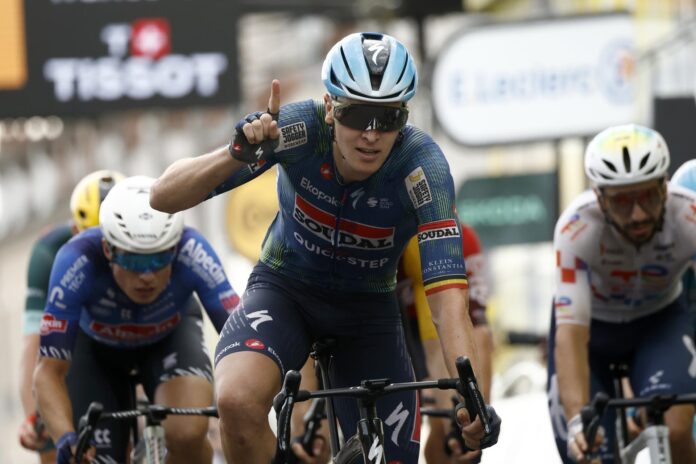 El belga Tim Merlier se apuntó su tercera victoria en este Tour de Francia, la sexta en total, en un accidentado 'sprint' en Chalon-sur-Saône en el que aventajó al neerlandés Olav Kooij y al belga Jasper Philipsen. EFE/EPA/YOAN VALAT
