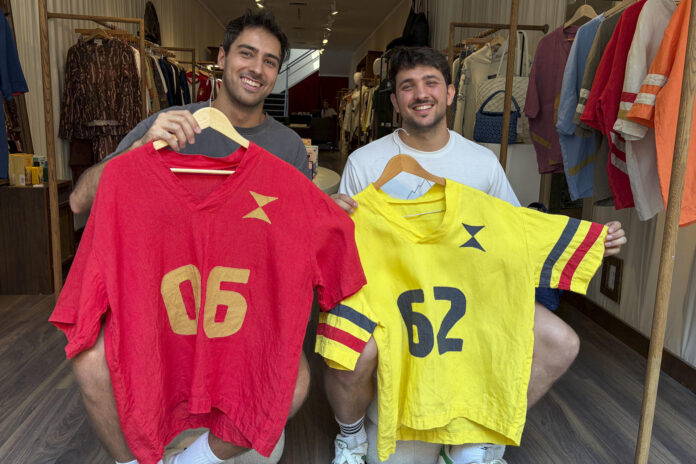 El moderno barrio del SoHo de Nueva York subastará un día antes de la final del Mundial entre España y Argentina una colección de 48 camisetas de lino únicas, una de cada selección del torneo, confeccionadas a mano en un proyecto impulsado por dos amigos de Lleida (España) que combina moda y arte.Dos amigos de toda la vida de Lleida, Guillem Muñoz y Pol Joven (ambos en la imagen), aterrizan esta semana en Nueva York para presentar este singular proyecto textil, una colección de camisetas hechas a mano con detalles particulares de cada país y su historia mundialista. EFE/ Estefanía Medina
