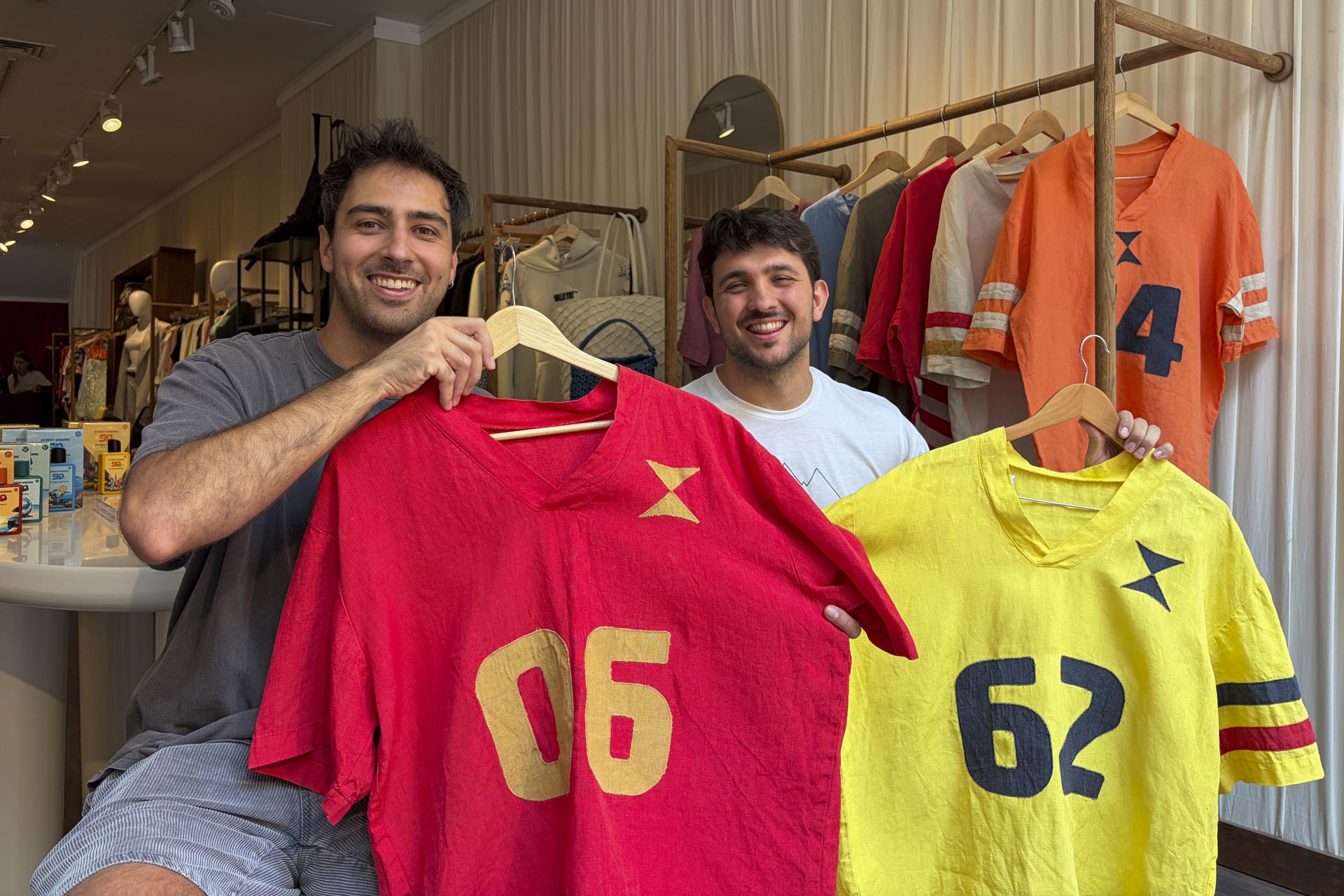 El moderno barrio del SoHo de Nueva York subastará un día antes de la final del Mundial entre España y Argentina una colección de 48 camisetas de lino únicas, una de cada selección del torneo, confeccionadas a mano en un proyecto impulsado por dos amigos de Lleida (España) que combina moda y arte.Dos amigos de toda la vida de Lleida, Guillem Muñoz y Pol Joven (ambos en la imagen), aterrizan esta semana en Nueva York para presentar este singular proyecto textil, una colección de camisetas hechas a mano con detalles particulares de cada país y su historia mundialista. EFE/ Estefanía Medina